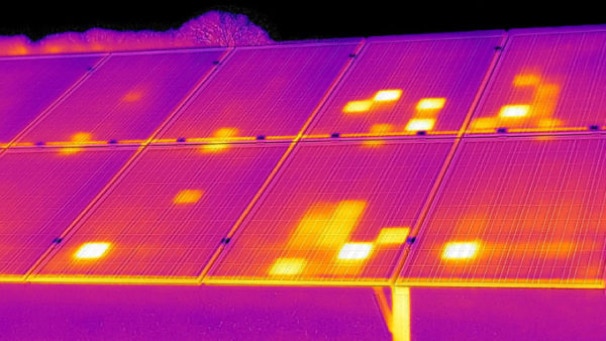 <img src="drone-ispezione-tetto.jpg" alt="verifica efficienza pannelli solari con drone"> 