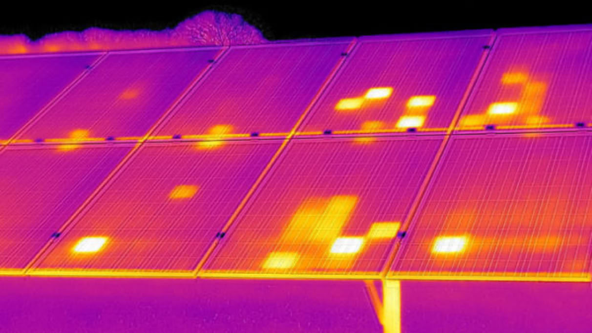 <img src="drone-ispezione-tetto.jpg" alt="verifica efficienza pannelli solari con drone"> 